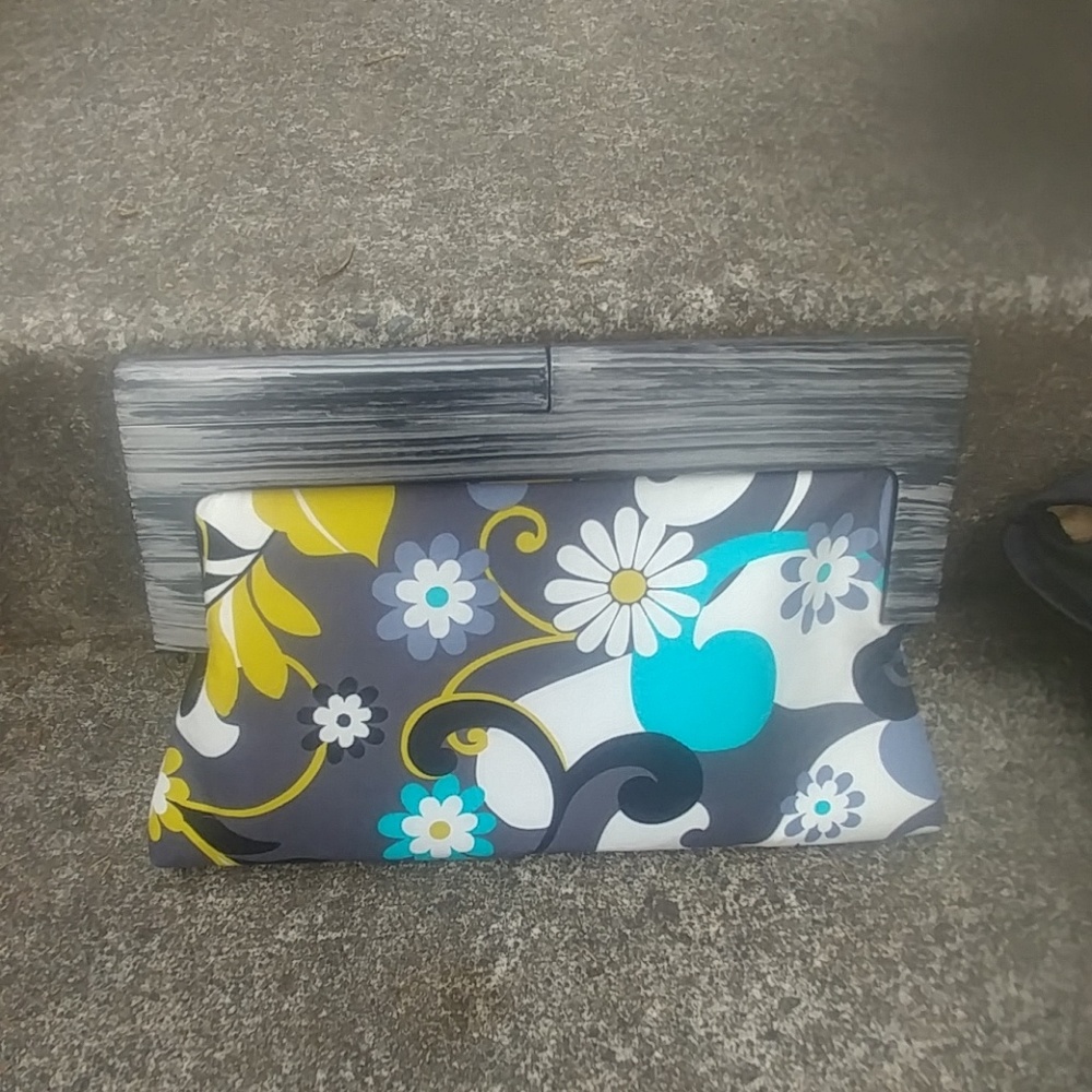 Leiko Kauai Hawaiian hand clutch.